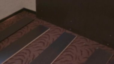 yatak levhasının mobilya bileşenlerini açmak ve montajlamak