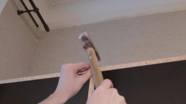 Çekiç çivisi ustası. Mobilya yatak parçaları montajı. Aletleri tamir etmek kolay.