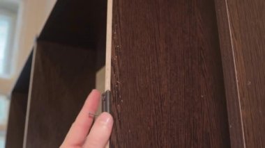 Çekiç çivisi ustası. Mobilya yatak parçaları montajı. Aletleri tamir etmek kolay.