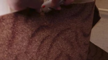 Büzme, halı kesme, inşaat, yerde keskin bıçak ustası.