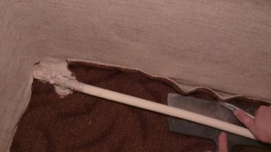 Büzüşmüş halı kesme inşaat işi, yerde keskin bıçaklar bırakmak.