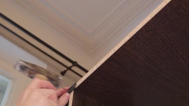 铁锤钉工人组装家具床上用品修理工具容易 — 图库视频影像