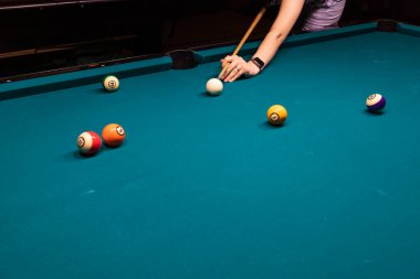 Kızlar bilardoda oynar. Topları yumruklar. Akıllı oyun hesaplama yörüngesi.
