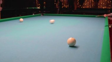 Bilardoda oyna. Topları yumrukla. Akıllı oyun sporu hesaplama yörüngesi.