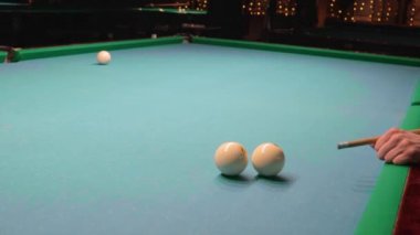 Bilardoda oyna. Topları yumrukla. Akıllı oyun sporu hesaplama yörüngesi.