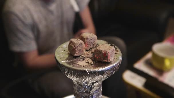 Palenie Hookah Domu Wieczorem Chill Przyjaciółmi Gorące Węgle — Wideo stockowe