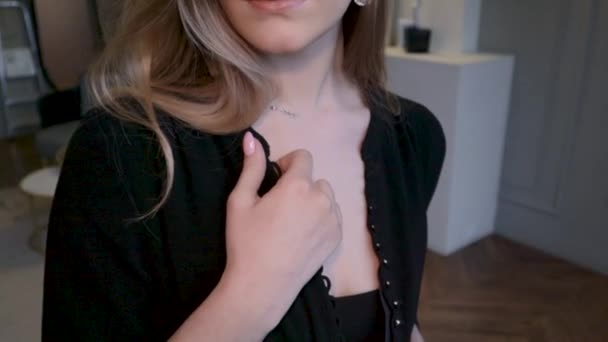 Meisje Beha Sexy Gaat Naar Ontmoeten Uitkleden Strip Dans Figuur — Stockvideo