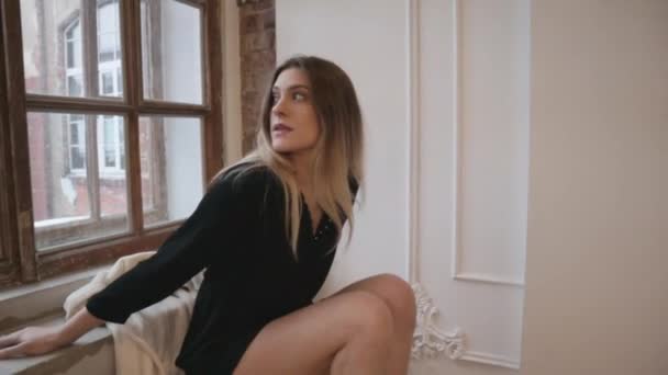 Dívka Flirtuje Sedí Okna Tanec Úsměvy Portrét Nohy Postava Plachý — Stock video