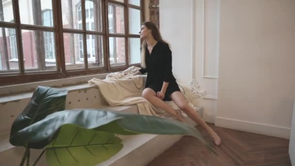Mooi Sexy Mode Meisje Zit Door Het Raam Dromen Liefde — Stockvideo