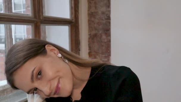 Dziewczyna Flirtuje Siedzi Przy Oknie Taniec Uśmiechy Portret Nogi Postać — Wideo stockowe