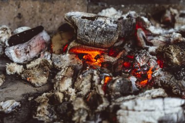Fırında sıcak kırmızı kömür. Barbekü için için için için için için için için.