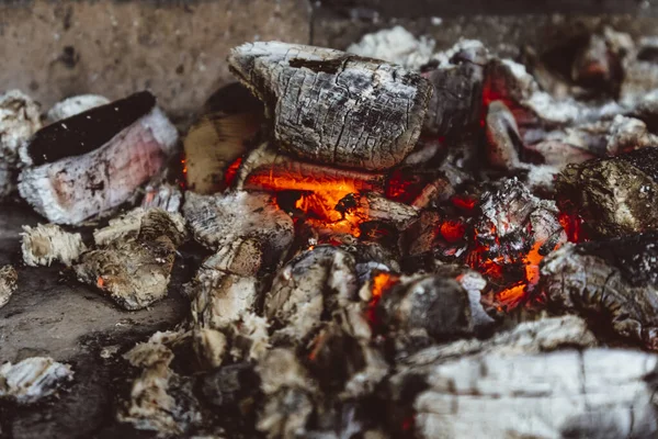 Fırında sıcak kırmızı kömür. Barbekü için için için için için için için için.