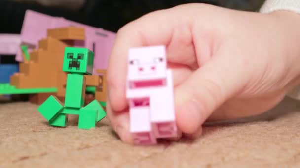 Lego Minecraft Set Kriechende Alex Schwein Eltern Und Kinder Spielen — Stockvideo