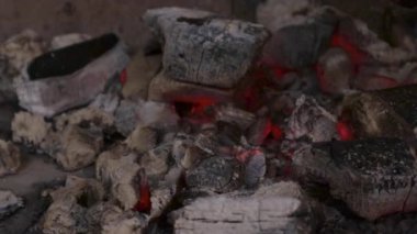 Fırında sıcak kırmızı kömür. Barbekü için için için için için için için için.