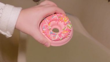 Çocuklar için banyo bombası. Donut aromalı ev spa terapisi bebek yıkama.