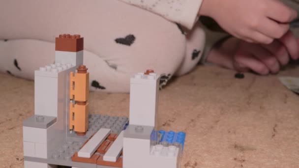 Дитяча Дівчинка Батько Збирають Будівельний Набір Іграшок Дому — стокове відео