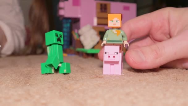 Lego Minecraft Set Creeper Alex Pig Parent Children Playing Fun — Stock Video
