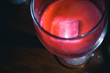 Kokteyl kozmopolit pembe buz ve cam bar portakal likörü taze limon suyu kızılcık suyu.