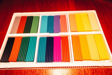 renkli plastik çubuklar yaratıcı materyaller için kutucuk çocuk ürünleri koydu 