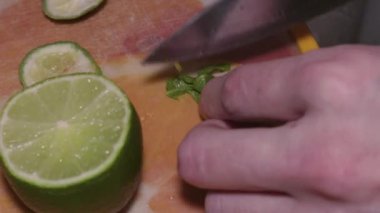 mojito limon dilimleme bıçak suyu bileşenleri yeşil taze bar