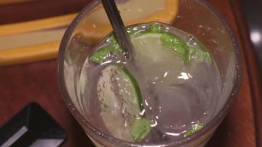 Mojito pişirmek, nane şekeri, rom, şeker ve soda.