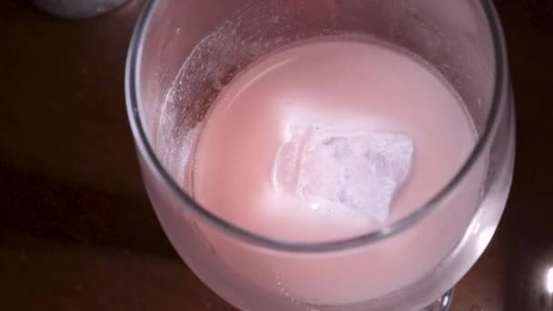 Cocktail Gelo Rosa Cosmopolita Uma Barra Vidro Licor Laranja Suco — Vídeo de Stock