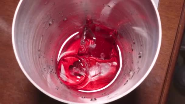 Cocktail Kosmopolitisches Rosa Eis Einer Glasbar Orangenlikör Frischer Limettensaft Preiselbeersaft — Stockvideo