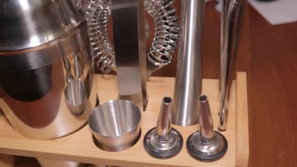 Barmenin Set Aksesuarları Jigger Mader Süzgeç Metalik Tüp Sallayıcı Buz — Stok video