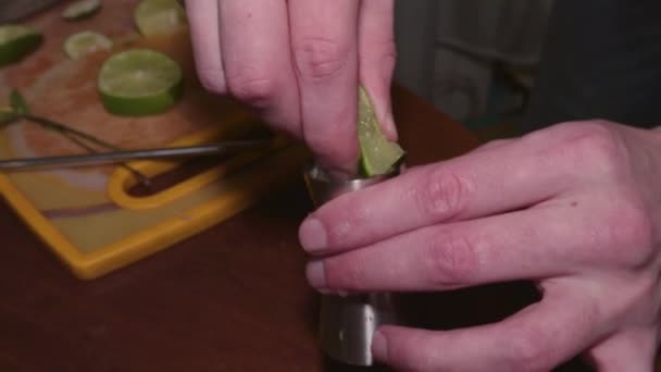 Vaření Mojito Vápno Krájení Nůž Šťáva Komponenty Zelené Čerstvé Bar — Stock video