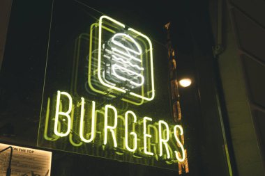 Neon tabelalı hamburgerler fast food restoranı Kafe sarısı 