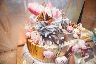 Pasta güzel renkli tasarımcı tatlı şekilli yoğurt pişiriyor. 