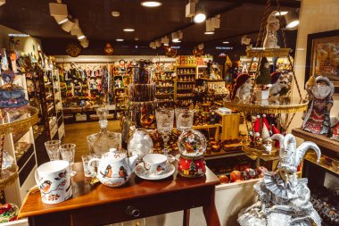 Oyuncak bebek dükkanı hediyelik eşya dükkanı el yapımı bir yer.