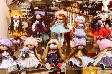 Oyuncak bebek dükkanı hediyelik eşya dükkanı el yapımı bir yer.