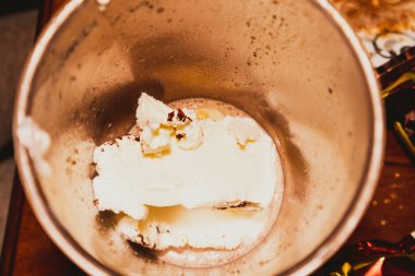 Ev yapımı çocuklar için milkshake, muzlu böğürtlen, çikolatalı tatlı karışımı.