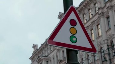 Kırmızı üçgen trafik lambası kontrol sokak güvenliği kılavuzu yükledi