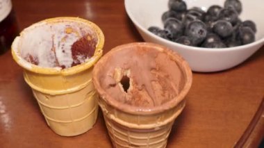 Ev yapımı çocuklar için milkshake, muzlu böğürtlen, çikolatalı tatlı karışımı.