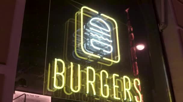 Neon Znamení Hamburgery Rychlé Občerstvení Město Restaurace Kavárna Žlutá Barva — Stock video
