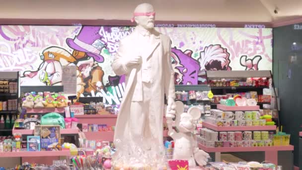 Lenin monument Mickey Mouse Tekenfilm Hedendaagse kunstwinkel — Stockvideo