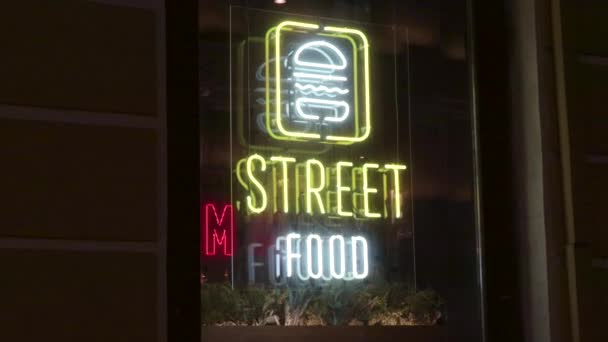 Leuchtreklame Straße Fast Food Stadt Restaurant gelbe Farbe — Stockvideo