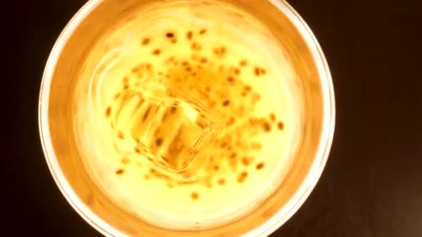 Cóctel de maracuyá con sol de hielo en un vaso — Vídeos de Stock