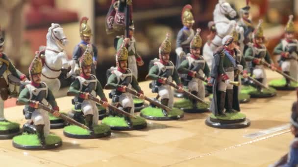 Chess battle figurines of soldiers history policy tactics strategy plan — Stock Video