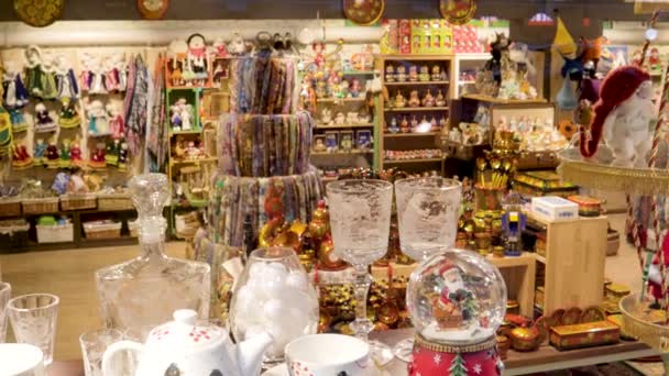 Leksak docka butik gåva souvenir marknad plats handgjorda — Stockvideo
