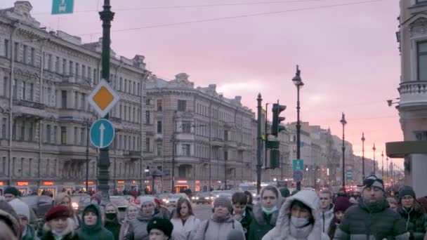 Мешканці Санкт-Петербургу Невського поспішають на захід сонця увечері. — стокове відео