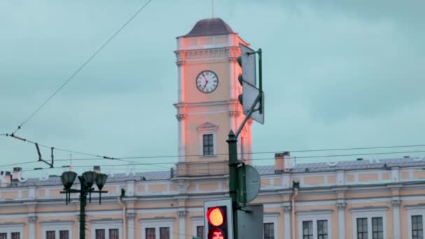 Moscou St. Petersburg Station torre quadrada com relógios de carros de tráfego movimentado — Vídeo de Stock