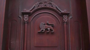 Tahta süslemeli aslan kapısı sanat koruması.