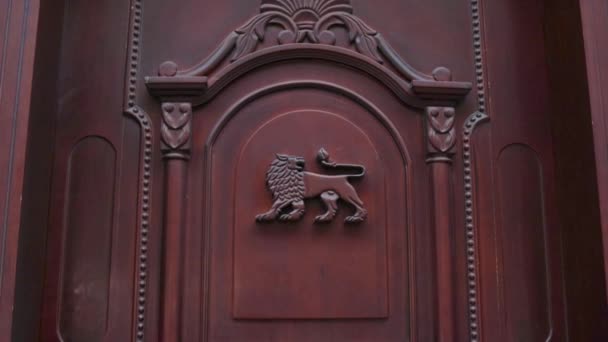 Ξύλινο περίτεχνο σκαλιστό λιοντάρι πόρτα τέχνη στυλ προστασίας — Αρχείο Βίντεο