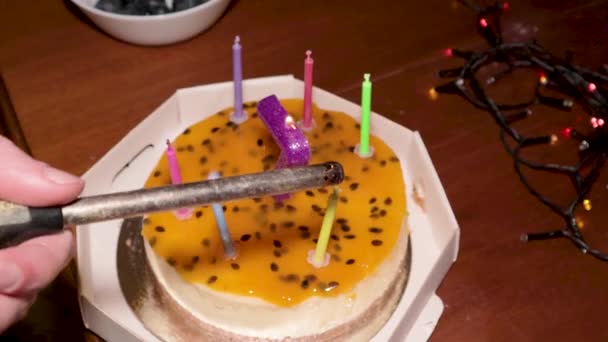 День рождения торт семь 7 лет свечи задуть — стоковое видео