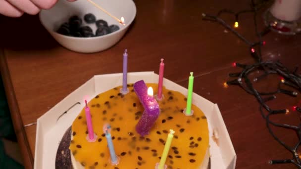 誕生日ケーキ7年のろうそくを吹き消すために — ストック動画