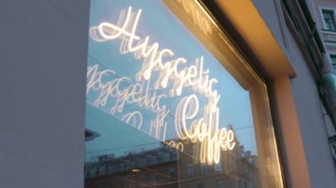 Hyggelig kahvesi neon levha vitrinli Cafe City konforlu bir yer.