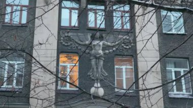 Modern 1908 'in mimari tarzında bir meleğe sahip eski bir ev Saint Petersburg tarihini inşa etti.